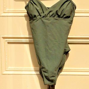 ***CALVIN KLEIN *** M / L